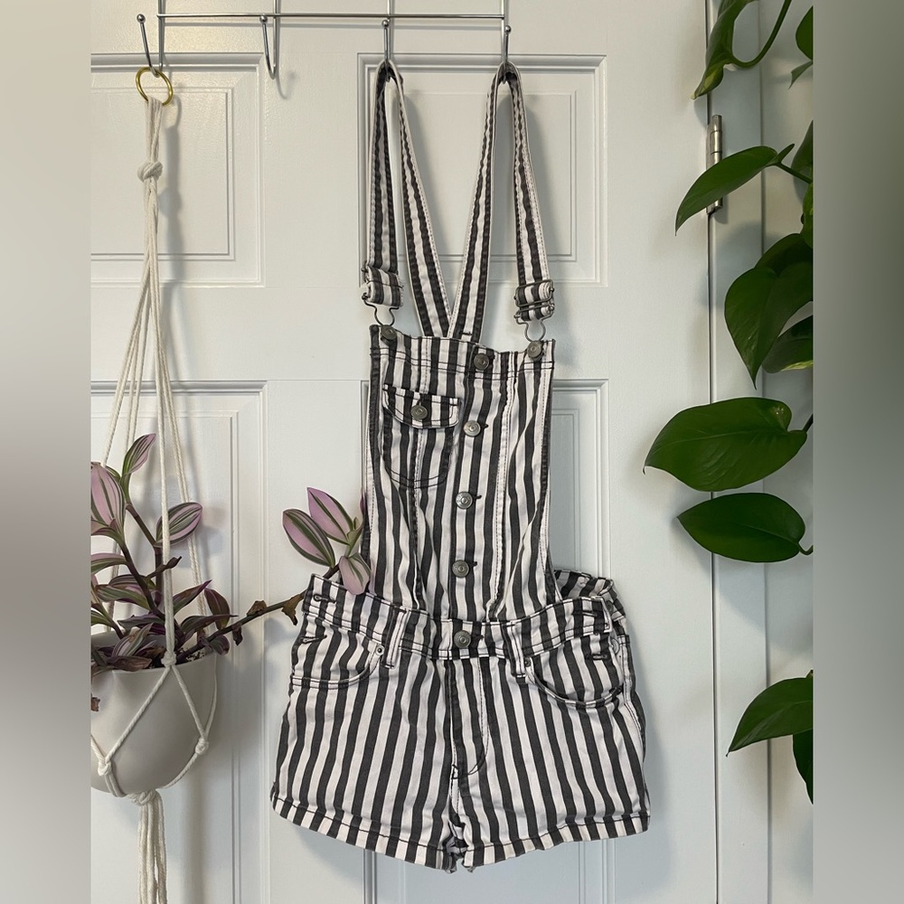 H&M stripped overall shorts, size US 2, black&white denim, *never worn before*.